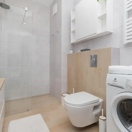 With Terrace And Gym In By Renters شقة