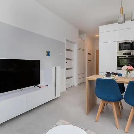 With Terrace And Gym In By Renters شقة